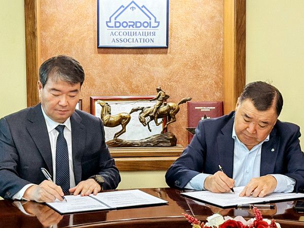 더존비즈온 김용우 회장(왼쪽)과 도르도이그룹 아스카르 살림베코프 회장이 도르도이그룹 자체 ERP 구축 등 다양한 사업 협력을 위한 제휴 협약서에 서명하고 있다. /사진=더존비즈온