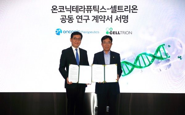 11일 송도 셀트리온 본사에서 김존 온코닉테라퓨틱스 대표(왼쪽)와 권기성 셀트리온 수석부사장이&nbsp;공동연구개발 계약을 체결하고 기념 촬영을 하고 있다. /사진=온코닉테라퓨틱스