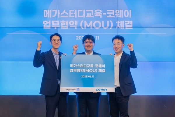 순태 코웨이 경영관리본부장(왼쪽),&nbsp;김명곤 코웨이라이프솔루션 대표이사(오른쪽),&nbsp;윤정훈 메가스터디교육 러셀학원사업본부장(가운데)이 기념 촬영을 하고 있다./사진=코웨이