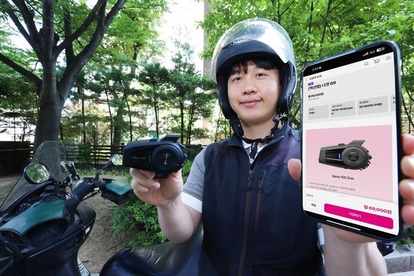 배달 라이더 고객이 새롭게 선보인 '너겟 액션캠팩'을 소개하고 있다./사진=LG유플러스