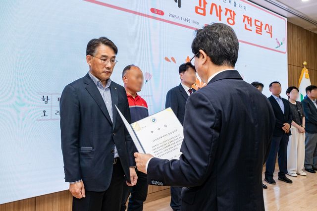 지난 11일&nbsp;영등포구청&nbsp;별관에서&nbsp;열린&nbsp;'2025 희망온돌 따뜻한겨울나기 우수기부자 감사장 전달식'에서&nbsp;김상덕&nbsp;KB국민은행&nbsp;업무지원본부장이 감사장을 받고 있다. /&nbsp;사진=KB국민은행
