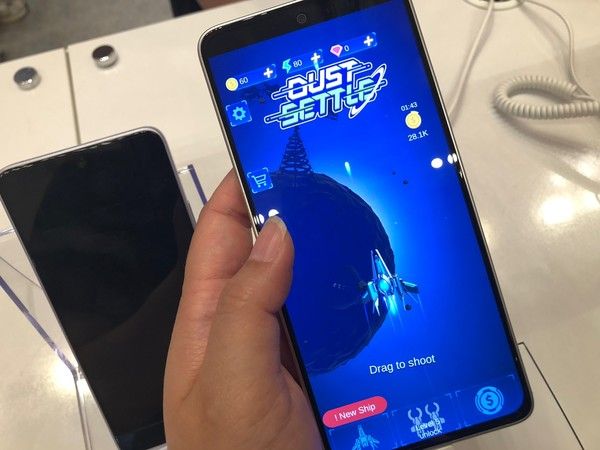 샤오미의 게이밍 특화 '포코 X7 프로' 스마트폰으로 게임을 플레이하는 모습 /사진=김현정 기자