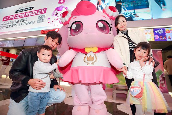 KT '초대드림' 행사인 하츄핑 특별상영회에 참여한 가족 고객이 기념 사진을 촬영하고 있다./사진=KT