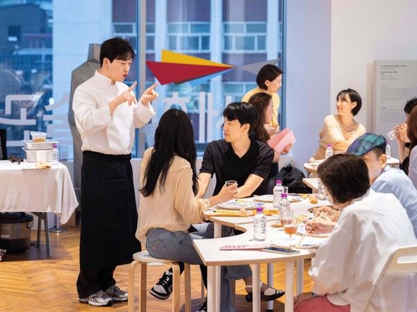 세화미술관의 '유영하는 세계 : Bed, Bath, Bus' 전시 감상 후 계절 식사를 하는 관람객들에게 셰프가 식사 메뉴를 설명하고 있다./사진=세화미술관