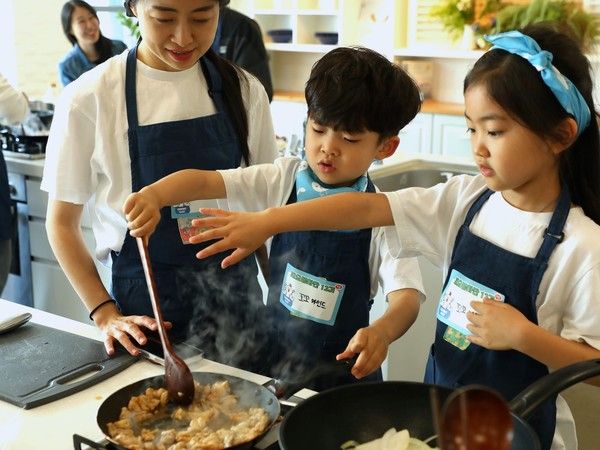 'IFF 닭목살' 제품을 요리 중인 '꼬꼬마인드' 소비자 가족의 모습 /사진=하림