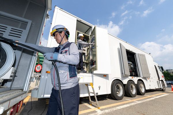 KT 직원들이 서울 구로 국사에서 종합안점점검과 연계해 긴급복구 훈련을 진행하고 있다./사진=KT