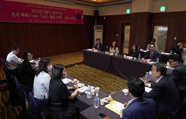 17일 대전 선샤인 호텔에서 김대현 흥국생명 대표이사와 대전지역 고객들이 '톡톡패널' 간담회에 참석해 열띤 토론을 나누고 있다. /&nbsp;사진=흥국생명