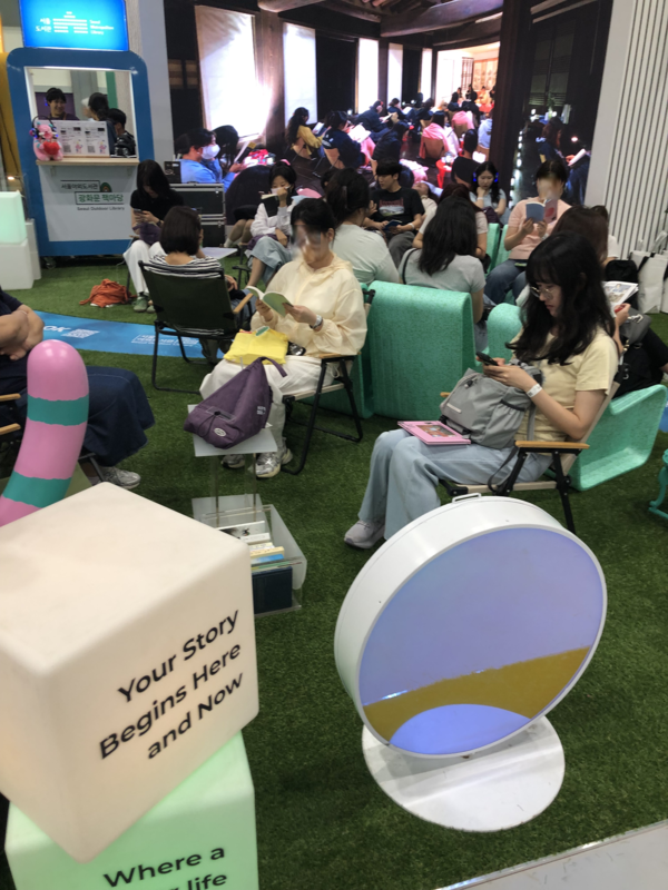 서울국제도서전 내 서울야외도서관 '광화문 책마당'으로 별도 조성된 독서존 /사진=김현정 기자