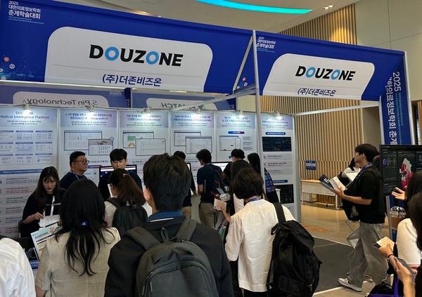 ㈜더존비즈온은 6월 22일~24일 부산항국제전시컨벤션센터(BPEX)에서 열리는 '2025 대한의료정보학회 춘계학술대회'에 참가해 전시 부스 운영과 기업 특별 세션 발표에 나섰다고 밝혔다. /사진=더존비즈온