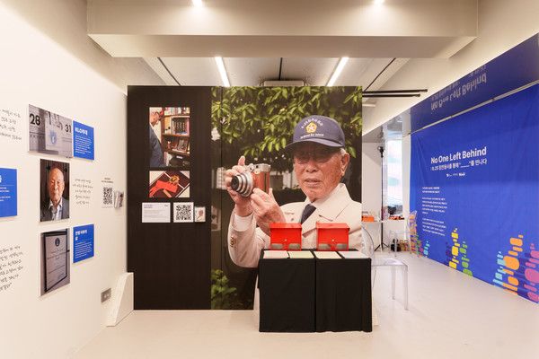 잊혀가는 6·25 참전용사의 헌신과 희생을 기리고 알리기 위해 10대와 20대 청년 20여명이 6인의 참전 용사를 만나 그들이 기억하는 전쟁과 삶의 이야기를 담아 콘텐츠로 만들었다. 이 콘텐츠를 전시로 구성한 '노 원 레프트 비하인드'(No one left behind) 팝업 프로젝트 전시가 6·25 전쟁 75주년을 맞아 21일과 22일 양일간 서울 성수동에서 열렸다. /사진=티앤씨재단
