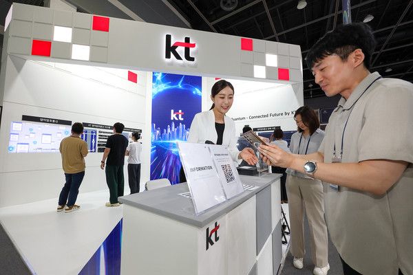 '퀀텀 코리아 2025' KT 전시관에 방문한 관람객들이 양자암호통신 기술을 관람하고 있다./사진=KT