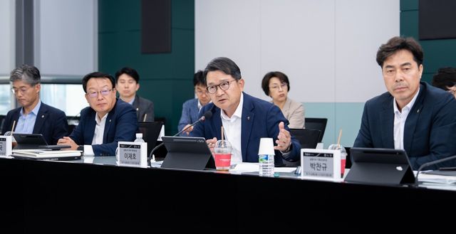 NH농협금융지주는 지난 23일, 서울 중구 본사에서 이재호 전략기획부문 부사장(오른쪽에서 두 번째) 주재로'25년 제1차 신사업추진협의회를 개최했다. / 사진=NH농협금융지주