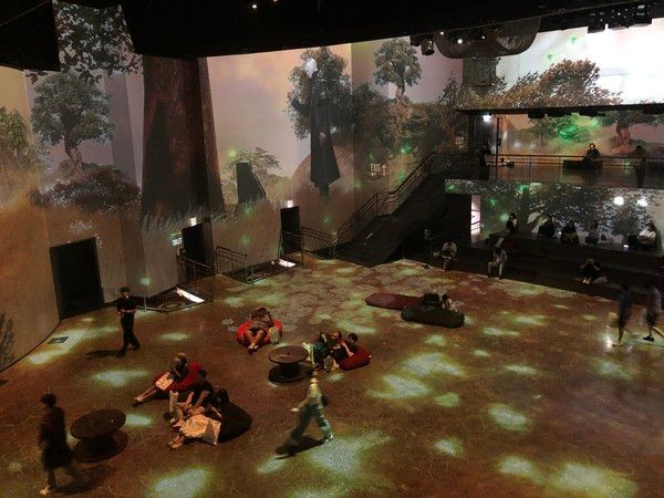 워커힐 '빛의시어터'에서 '로스트아크'의 미디어아트를 관람 중인 관객들 /사진=김현정 기자