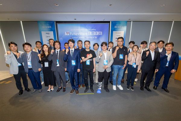 (앞줄 오른쪽 두 번째) 이원준 KT 구매실장 등 'KT 퓨처 웨이브 테크 데이' 참석자들이 기념촬영을 하고 있다./사진=KT