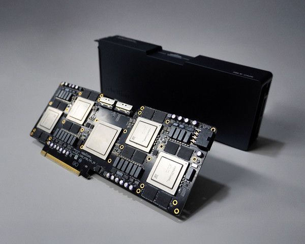 SK텔레콤은 리벨리온과 자사 주요 AI 서비스에 NPU 적용을 위한 테스트를 진행 중이다. 리벨리온의 NPU 아톰 맥스./사진=SK텔레콤