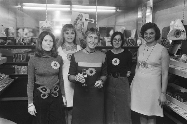 1971년 유럽의 한 성인용품 매장에서 직원들과 함께 있는 베아테 우제(가운데) / 사진=위키피디아