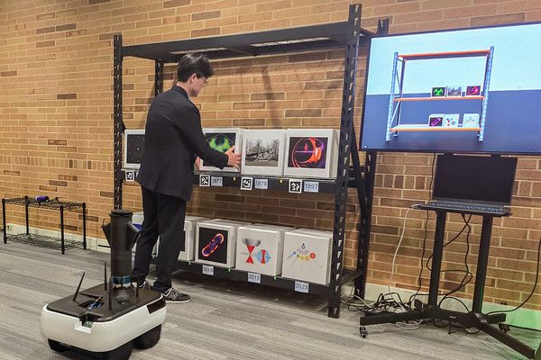 KT 미래네트워크연구소 직원이 미국 벨 연구소에서 진행된 시맨틱 통신 관련 개발 시연에 참여하고 있다./사진=KT