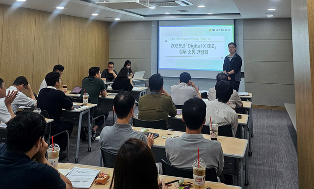 NH농협캐피탈은 지난 26일, 디지털지원본부와 사업부서 간 협업 강화를 위해‘디지털 & BIZ 실무 간담회’를 개최했다. 디지털지원본부 조대성 본부장(맨 앞)이‘디지털 & BIZ 실무 간담회’를 주재하고 있다. / 사진=NH농협캐피탈