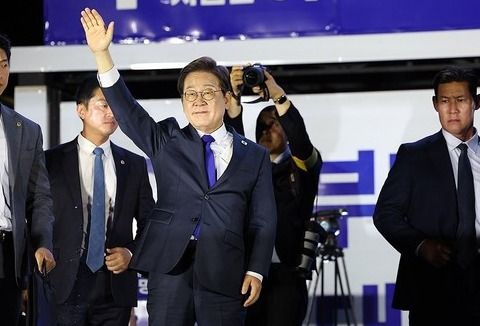 더불어민주당 이재명 대선 후보가 4일 서울 여의도 국회 인근에서 당 주최로 열린 국민개표방송 행사에 참석해 시민들을 향해 두 팔을 들어 인사하고 있다. / 사진=연합뉴스