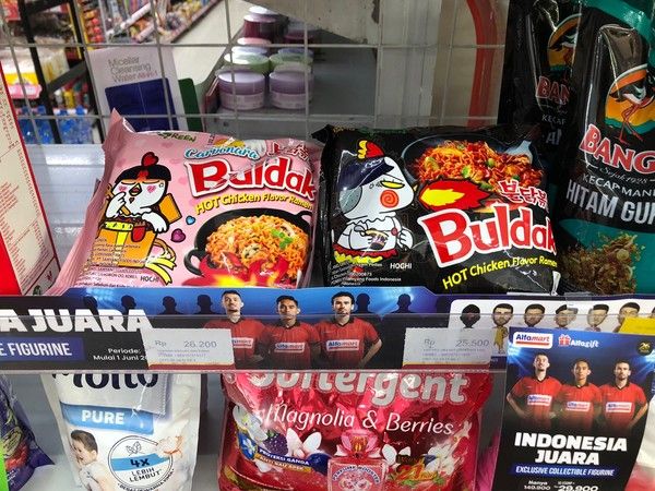 자카르타 시내 편의점 매대에 진열된 '불닭볶음면' /사진=김현정 기자