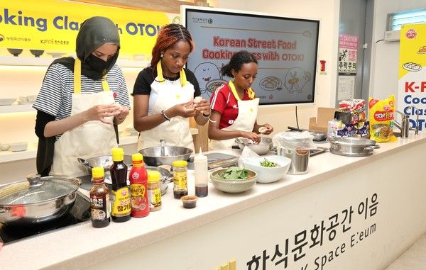 지난 30일 서울 종로구 한식문화공간 이음에서 오뚜기와 한식진흥원이 함께 진행한 'K-Food 쿠킹클래스'에 참가한 외국인들이 기념촬영을 하고 있다. /사진=오뚜기