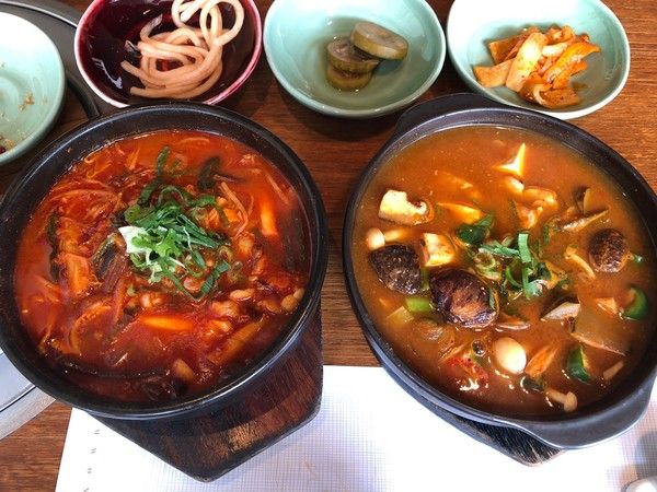 자카르타 롯데몰 5층에 입접한 정통 한식당 '삼원가든'의 현지화한 메뉴 갈비육개장(왼쪽)과 된장찌개(오른쪽)