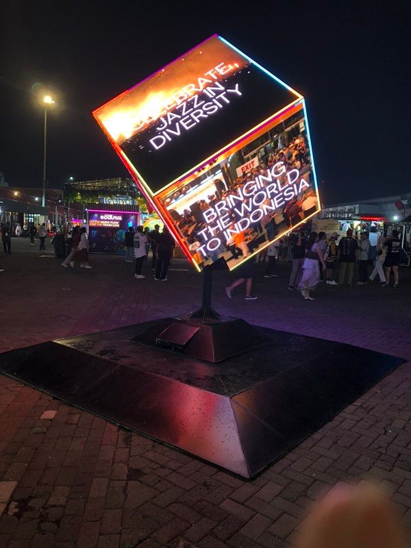 지난달 30일에서 이달 1일까지 사흘간 자카르타 소재 JIEXPO에서 열린 '자바재즈페스티벌 2025'의 행사장 조형물. 이 기간에 6개국 아티스트들이 총 11개 무대에서 100회 이상의 공연을 진행했다. 한국에서는 '윤석철 트리오'가 참여했다. /사진=김현정 기자