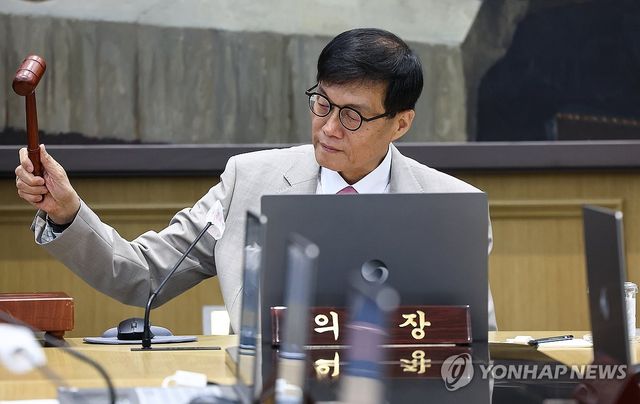 의사봉 두드리는 이창용 총재 / 사진=연합뉴스