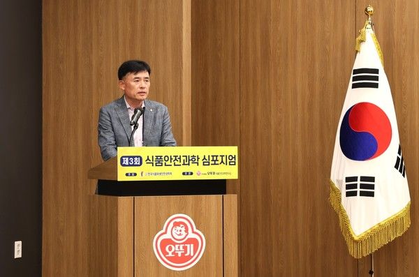 황성만 오뚜기 대표이사가 지난 10일 경기 안양시에 위치한 오뚜기 중앙연구소에서 열린 '제3회 식품안전과학 심포지엄'에서 축사를 하고 있다. /사진=오뚜기
