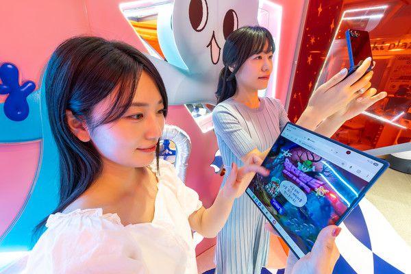 모델들이 KT 홍대 애드샵 플러스에 마련된 '갤럭시 Z 폴더블7 AI 체험존'에서 AI 기반 콘텐츠를 체험하고 있다./사진=KT