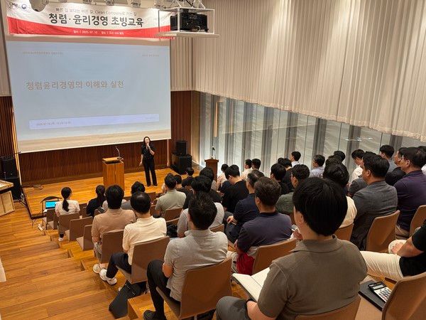 한유나 청렴연수원 청렴교육 전문강사이 단상에서 강연하고 있다. /사진=남양유업