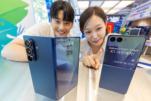 모델들이 KT 갤럭시 Z 폴드7·Z 플립7 사전 예약을 소개하고 있다./사진=KT