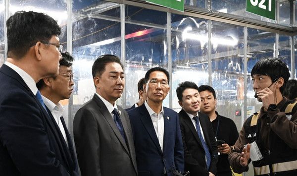 김병기 더불어민주당 당대표 직무대행 겸 원내대표 등 민주당 의원들은 16일 서울 양재동 쿠팡로지스틱스서비스(CLS) 서브허브를 방문해 CLS가 업계 최초로 도입한 '차폐식 대형 냉방 구역'을 점검했다 /사진=쿠팡