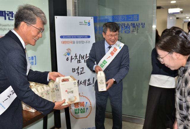 서윤종 농협손해보험 부사장(왼쪽 두번째)이 우리 쌀을 전달하며 아침밥 먹기를 장려하고 있다. / 사진=농협손해보험