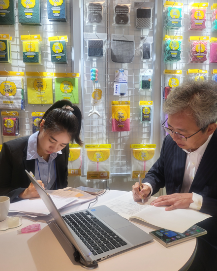 정허헌 인산 대표(오른쪽)가 말레이시아에서 수출 상담하는 모습. /사진=인산