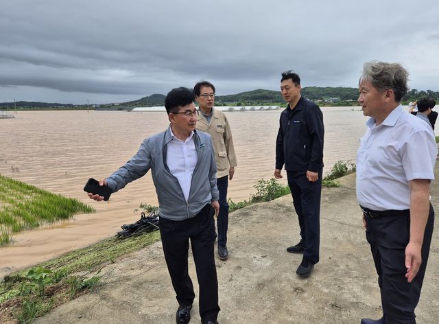 송춘수&nbsp;NH농협손해보험 대표이사는 지난&nbsp;17일 집중호우로 큰 피해를 입은 충남 당진을 방문해 피해 현황을 점검하고,&nbsp;농업인들을 위로하는 한편 신속한 사고조사를 약속했다고&nbsp;18일 밝혔다.&nbsp;송춘수 대표이사(사진 왼쪽)가&nbsp;농경지 피해 현장을 점검하고 있다. / 사진=NH농협손해보험