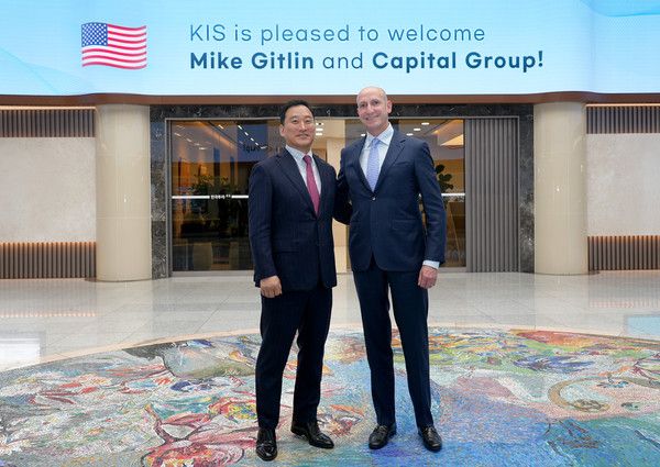 김성환 한국투자증권 사장(좌측)과 마이크 기틀린 캐피탈그룹 CEO가 전략적 협의를 마치고 기념사진을 찍고 있다. 사진=한국투자증권