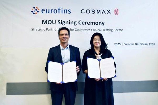 어거스틴 유로핀즈 화장품부문 유럽총괄(왼쪽)과 박새롬 코스맥스&nbsp;R&I센터 피부임상연구팀장이 기념사진을 찍고 있다/사진=코스맥스