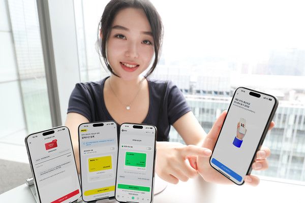 KT 모델이 새롭게 도입한 토스페이 자동납부 서비스를 소개하고 있다./사진=KT