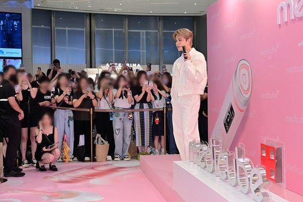 홍콩 셀럽 힌스 청의 팝업 현장 방문 모습 /사진=에이피알