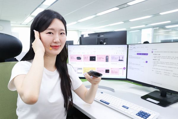 LG유플러스 직원이 리모컨 관련 상담을 소개하고 있다./사진=LG유플러스