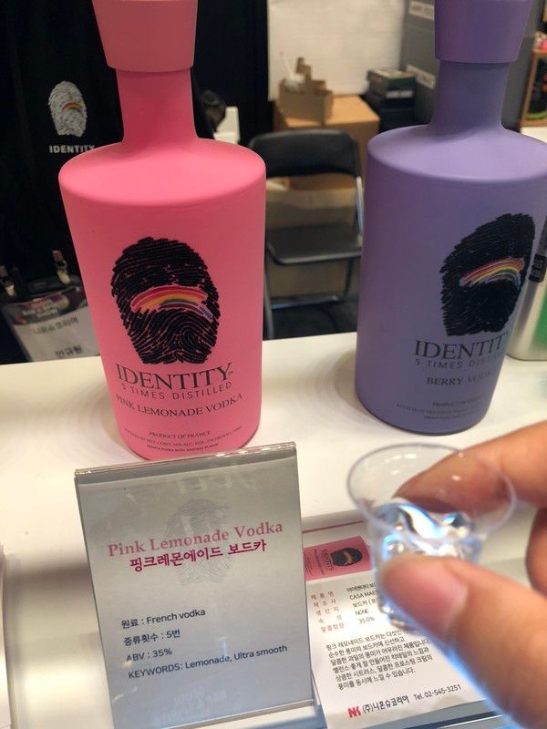 '바앤스피릿쇼'의 니혼슈코리아 부스에서 시음하고 있다. /사진=김현정 기자