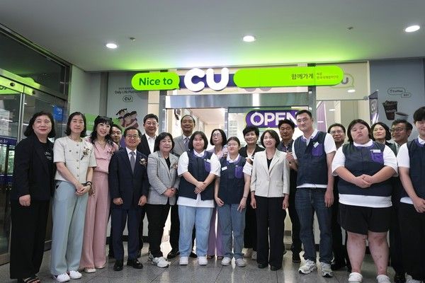 지난 25일 경기도 성남 한국국제협력단(KOICA) 본관에서 열린 개소식에서 BGF리테일 민승배 대표(왼쪽에서 6번째)와 주요 관계자들이 모여 기념 사진을 촬영하고 있다. /사진=BGF리테일