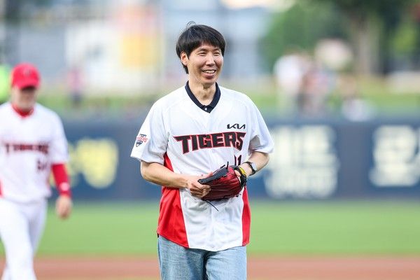 24일&nbsp;광주기아챔피언스필드에서 열린 KIA 타이거즈 경기의 시구자로 나선 '교촌치킨 운남1호점 조광훈 점주'. /사진=KIA 타이거즈