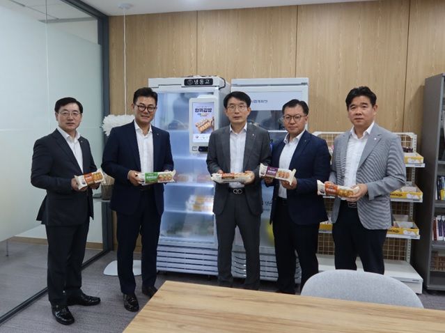 (왼쪽부터)박정균 NH농협캐피탈 미래사업부문장,&nbsp;장종환 대표이사,&nbsp;강조규&nbsp;금융사업부문장,&nbsp;석승열 경영지원본부장,&nbsp;함경식 리스크관리본부장 / 사진=NH농협캐피탈