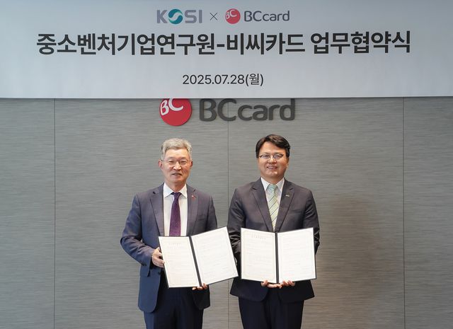 최원석&nbsp;BC카드 사장(왼쪽),&nbsp;조주현 중소벤처기업연구원장 / 사진=BC카드