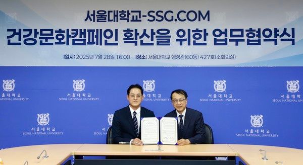 이명근 SSG닷컴 그로서리담당(왼쪽)과 윤영호 서울대학교 건강문화사업단장이 '건강문화캠페인 확산' 업무 협약을 맺고 기념촬영을 하고 있다. / 사진=SSG닷컴