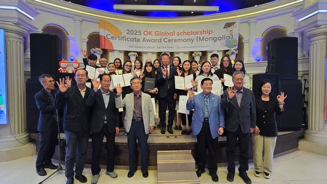 몽골 울란바토르에 위치한 몽골 국립대학교에서 열린 '2025 OK글로벌 장학생 증서 수여식'에서 최윤 OK금융그룹 회장(가운데)을 비롯한 장학재단 임원진들과 장학생들이 기념촬영을 하고 있는 모습. / 사진=OK배정장학재단