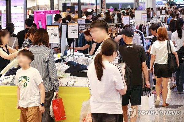 연일 폭염이 이어지면서 냉방이 가동되는 복합쇼핑몰에 쇼핑객들이 몰리고 있다. 사진은 지난 27일 서울 용산의 한 복합쇼핑몰 모습. / 사진=연합뉴스