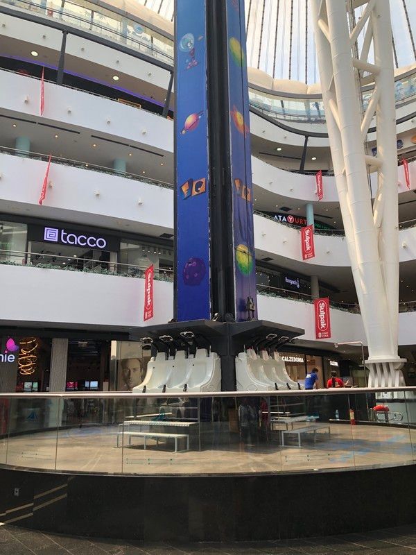 카자흐스탄 수도 아스타나의&nbsp;쇼핑·엔터 복합시설 '칸 샤트르' 내 설치된 자이로드롭 /사진=김현정 기자